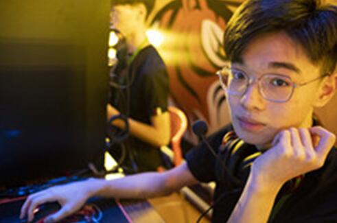 �D����Ӣ��(li��n)�ˡ����(du��) AHQ Fighter ֱ�����ɹ��Z